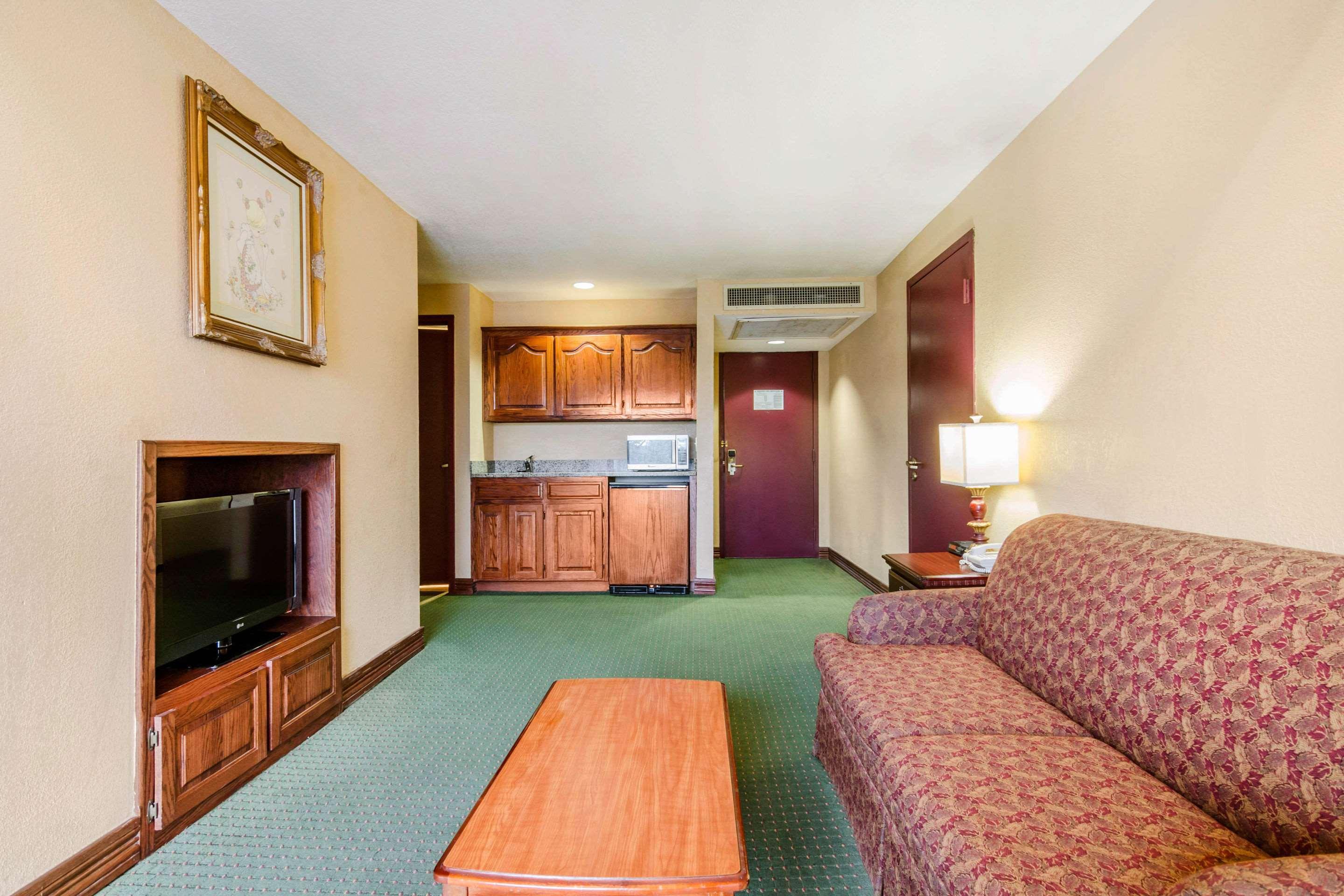 Quality Inn & Suites Carthage Ngoại thất bức ảnh