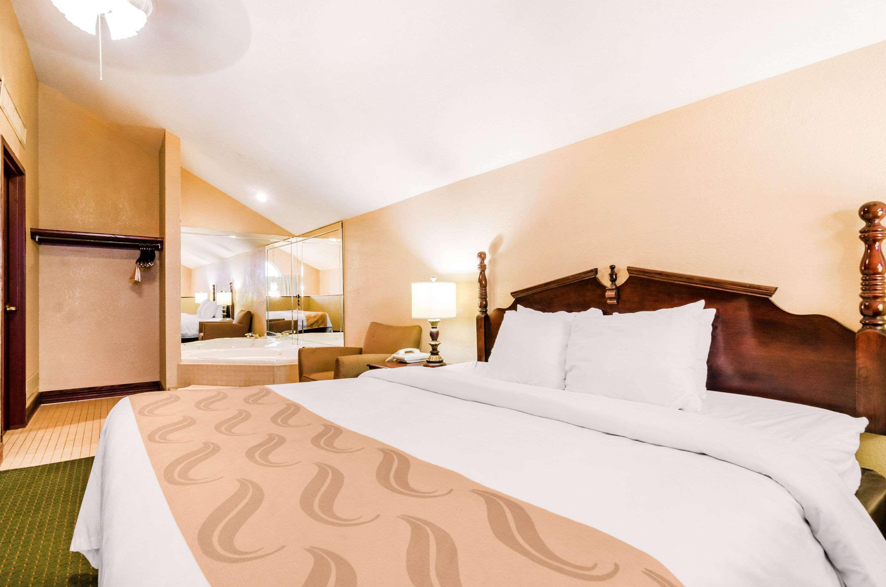 Quality Inn & Suites Carthage Ngoại thất bức ảnh