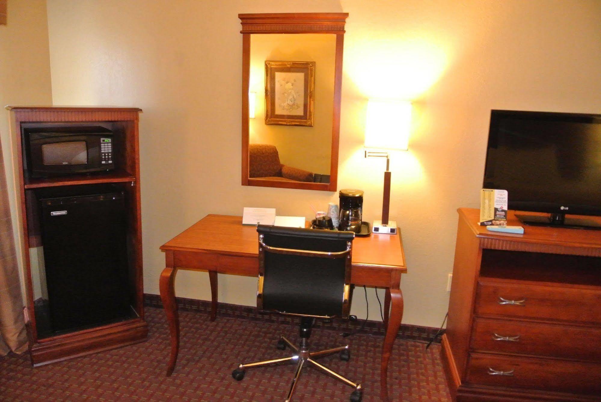 Quality Inn & Suites Carthage Ngoại thất bức ảnh